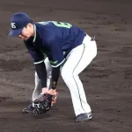 首位・ヤクルトに珍事？　トンネル、落球…失策連発で6回までに7失点も投手の自責0