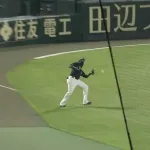 【阪神対ヤクルト1回戦】ヤクルト・サンタナ落球…