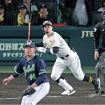 阪神・佐藤輝　森下とアベック弾で今季１号「またフェンス直撃かなと」　打率、打点、安打数、得点圏打率の４冠