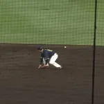 【阪神対ヤクルト1回戦】ヤクルト・伊藤琉偉トンネル…