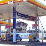 （ヽ´ん`）「GSバイト面接翌日から来てくれと言われたけど出勤せず夕方に車でガソリン入れに行った」