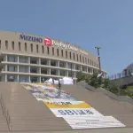 「プロ野球の観戦中に男がたばこを吸っていた」ホークス対西武の試合中に観客席で男子大学生の背中を蹴ったか　62歳男を逮捕