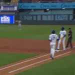 【MLB】まさかのポロリ… 村上宗隆がフライ落球も失策免れ記録は「一ゴロ」 2回の守備からミット変更
