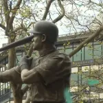 【悲報】お披露目されたイチローの銅像、バットがグニャグニャに折れてしまうwｗｗｗｗｗｗ