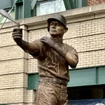 イチロー氏の銅像がマ軍本拠地に誕生　バット折れるハプニングに爆笑「まさか」…妻＆愛犬と出席