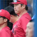 広島・新井監督 19打席安打なしの小園に「今が底だと思えば、上がっていくだけ」