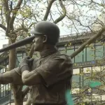 【悲報】お披露目されたイチローの銅像、バットがグニャグニャに折れてしまう