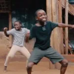 【動画】アフリカの子供達の間で流行ってる遊びが下品すぎるｗｗｗｗｗｗｗｗｗｗ