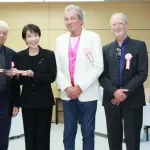 【悲報】高市早苗さん、憧れのバンドを官邸に招いて自分のサイン入りドラムスティックをプレゼントしてしまうｗｗｗｗｗｗｗｗｗｗ