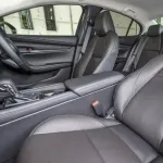 【悲報】車の革シートさん、マジでメリットが何一つ無いwwwwwwwwww