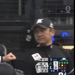 【悲報】サブロー監督、マウンドに行こうとする投手コーチを引き止める