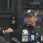 【ヒエッ…】 サブロー監督(49)、黒木コーチ(52)の肩を強引に引っ張る…怖い…
