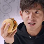 【画像】キムタクのハンバーガーの持ち方ｗｗｗｗｗ