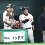 【爆笑】東京ドーム一時騒然…ヤクルト・山野が3度けん制→阿部監督がベンチ飛び出しボーク指摘