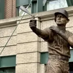 イチロー氏の銅像がマ軍本拠地に誕生　バット折れるハプニングに爆笑「まさか」…妻＆愛犬と出席