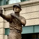 イチロー氏の銅像　バット折れるハプニングに爆笑