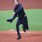 【画像】ガクトさんの始球式wwwwwwww