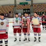 【唖然】高校アイスホッケー部員さん、試合で頸髄損傷し自力歩行不能になるも救急車呼ばれずバスの床に寝かされて連れ帰られてしまう・・・・・・・・・
