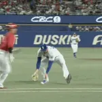 中日・マラーのグラブ叩きつけ