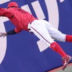 カープ大盛穂〝神技〟背走ダイビングキャッチ！大ファインプレーで栗林を助ける！！