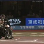 深谷球審、折れたバットが腕に直撃し負傷交代