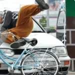 【衝撃】チャリのおっさん、車にはねられるも受け身を取って無傷で立ち上がってしまうｗｗｗｗｗｗｗｗｗｗ