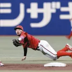カープ菊池涼介『グラブトス＆ゲッツー』守備固め矢野＆モンテロの好捕球！中崎をファインプレーで救う