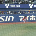 広島・大盛、スーパープレー連発！！ フェンス激突キャッチで試合終了
