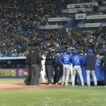ヤクルト・オスナ、フルスイング放り投げバットが球審の頭に直撃…　倒れて担架で運ばれる