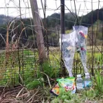 【悲報】京都府南丹市の山林さん、大量の供え物でガチのゴミ捨て場と化してしまう・・・・・・・・・