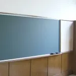 【悲報】3大実際にはない学校の描写「チョークを投げる先生」「バケツを持って立たされる」ｗｗｗｗｗｗｗｗｗｗ