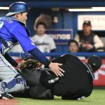 【悲報】オスナのバットが頭に直撃した川上球審、緊急手術