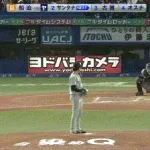 【ヤクルト対巨人5回戦】ヤクルト、7回裏2アウト満塁からサンタナが押し出し四球を選び1点差に詰め寄る！！！！！！！！！！！