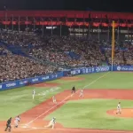 長岡のサヨナラタイムリーって泉口のエラーじゃないの？