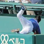 【悲報】中日 福永裕基、カメラマン席に飛び込み担架で退場…