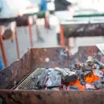 【悲報】安達容疑者さん、BBQでモテようとしてアチアチの鍋を素手で掴んでいた・・・・・・・・・