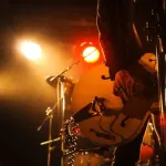 【悲報】バンドのボーカルさん、なぜか全員ギターを持ってしまうｗｗｗｗｗｗｗｗｗｗ
