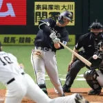 西川龍馬『SB上沢のノーヒットノーラン阻止打』に疑惑の判定←カープファンの反応
