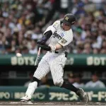 【阪神】佐藤輝明が完璧バックスクリーン弾　３打点でアイブラック兄弟森下翔太に２点差単独首位