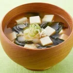 【悲報】面接官「2つの具材で最高のみそ汁作って下さい」ぼく「小松菜と油揚げです！」ｗｗｗｗｗｗｗｗｗｗ