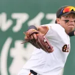 【悲報】巨人・知念大成、2軍戦でフェンス激突、動けず担架へ