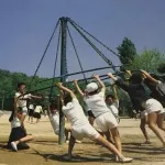 【画像】昭和の公園遊具、ガチで時々人が死んでた模様・・・・・・・・・
