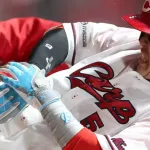 【悲報】カープ小園海斗、死球で負傷交代。不動の3番打者にアクシデント