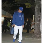 【画像】巨人に敗れ球場を後にする井上監督
