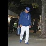 【悲報】 6連敗で球場を後にする井上一樹監督………
