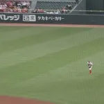 【広島対ヤクルト5回戦】広島・野間、落球…