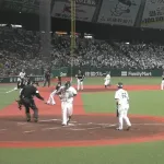西武、スクイズ空振りもバッテリーエラーでホームイン
