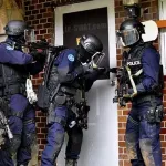 【戦慄】米フロリダ警察さん、ロリコンの家にガチのSWATを送り込み射殺してしまう・・・・・・・・・
