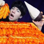 【動画】海老を食いまくった美女さん、手がとんでもないことになってしまうwwwwwwwwww
