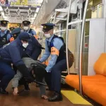 【悲報】底辺老人さん、電車でサラリーマンに絡んで暴行してしまうｗｗｗｗｗｗｗｗｗｗ